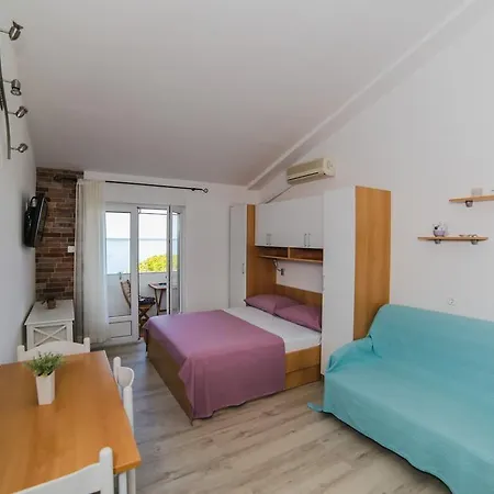 Beachfront Studio Gradac 4414 3 Apartman *